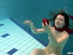 Small perky teen tits are gorgeous underwater