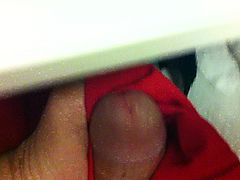 je me masturbe sur les dessous de ma cherie en secret