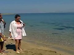 Valerie am Strand in den Arsch gefickt