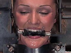 Beautiful blonde Sara Faye lets some guy immobilize her and put a gag into her mouth. Then the man attaches weights onto Sara's tits and fucks her juicy cunt with a dildo.