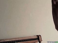 Amanda Evans is horny as hell and fucks her muff with her fingers on cam