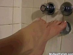 In this scene Tiffany Preston is going to give her tiny little feet a special treatment by washing them in a foamy bath. Enjoy pretty nice foot close ups!