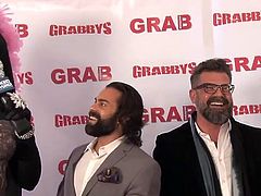 Tens of gay stars participate in the annually event of Grabby Awards in Chicago. They get interviewed by transsexuals and answer questions in a really cool way.