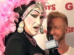 Tens of gay stars participate in the annually event of Grabby Awards in Chicago. They get interviewed by transsexuals and answer questions in a really cool way.