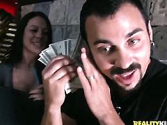 Blonde is in heat in cumshot sex action