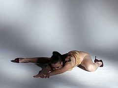 Beautiful Aleksa Slusarchi shows her flexible body in a solo video