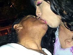 besos en plena via publica