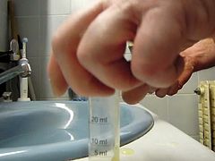 Branle dans la salle de bain.