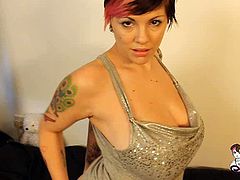 Dors Feline brings you a hell of a free porn video where you can see how the tattooed slut Dors Feline teases and poses for you while assuming very naughty positions.