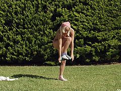 Wow, take a look at this hot babe. She is out on the lawn, playing with her jump rope, when she gets the urge to jump into the water and do some swimming. This makes her horny, so she has to play with her cunt.