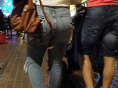 Candid white ass in jeans!!