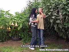 Checkout this handsome gardner with this mature lady.See how this mature horny lady gets her sweet lusty cunt fucked hard in her own garden.Enjoy this hot outdoor fuck scene.