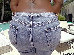 Curvy black babe with big booty Diamond Monroe takes off her blue jeans and her yellow hot pants in the sun. She shakes her hot ass in the pool in a playful manner. Her big brown butt will turn you on.