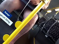 Versteckte Kamera filmt Dame im Bus zwischen den Beinen