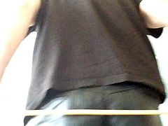 Rohrstock auf Leder- und Nacktpopo