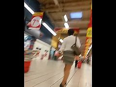 una rica madura buscando pollas en el supermercado