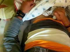 Mi amigo se core en las bragas de mi mujer