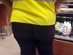 Bubble Butt American Airlines worker 4