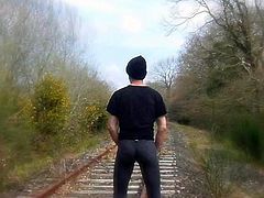 en leggings, le long de la voie ferree...