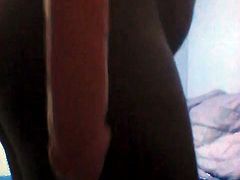 Crossdresser metendo fundo o consolo no cuzinho