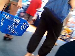 Jeune salope aux superbes jambes dans un magasin