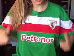 Chica muestra las tetas