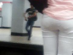 Nalgona en el metro