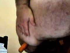 Em pe, enfiando cenoura no cu