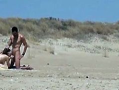 couple chaud a la plage invite des mecs a les regarder