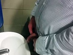 Safado mijando na pia