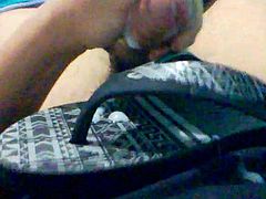 Batendo uma e gozando no chinelo Mormaii de meias