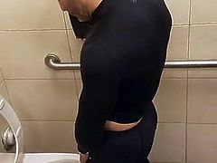 Caught - Guy Pissing (Carinha Mijando) 077