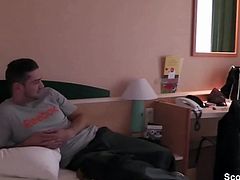 Mutter besucht jungen Liebhaber im Hotel zum Ficken