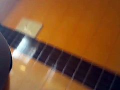 Sborro nel culo di mia mamma e pulisce la sborra da terra