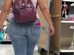 Latina MILF Sexy Hips and Ass