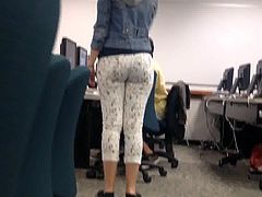 Sexy candid voyeur girl in tight jeans in the computer lab