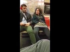 En manque, elle se branle dans le metro