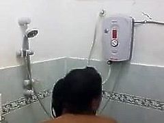 lungkondoi asian couple in bathroom