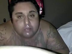 Gordito tatuado se la mama a un cholo para poder entrar a un