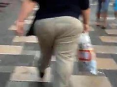 Supergordito en la calle con un culote de encanto