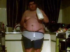 Gordito con 4 meses de embarazo mostrando su cuerpo