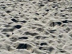 Loirinha delicia tomando sol na praia