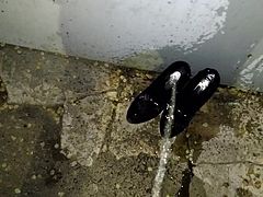 PISSING SHOES22