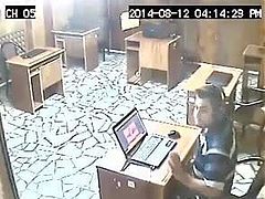 Cuando te agarran jalandote el ganso en el trabajo