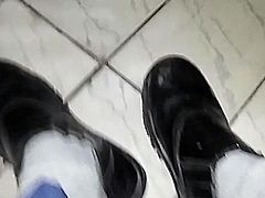 Masturbacao com gozada no sapatao do meu vizinho