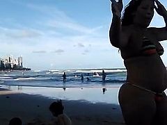 Maluquinha dinha dancing (cuidado com o piru) on the beach