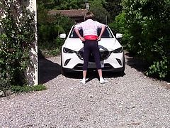 La lope releve sa jupe