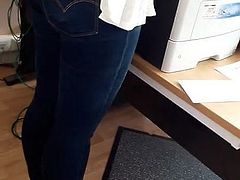 Secretaire voyeur gros cul jeans