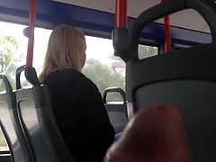 Im Bus neben ihr wixen ...