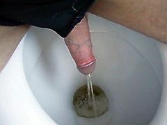 piss in toilett